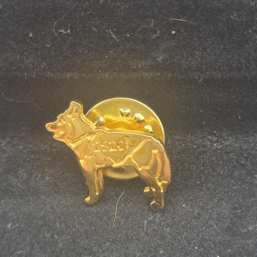 Alaska Regional Council Of Carpenters Pin Gold Dog #2520
